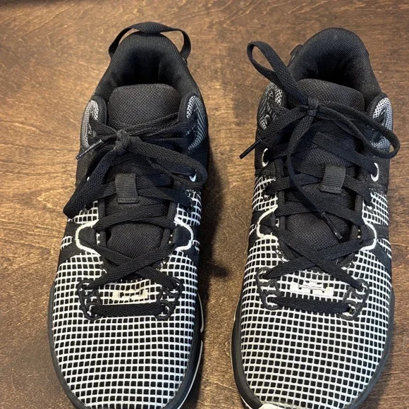 Nike LeBron Basketball Shoes - Picture 4 of 12